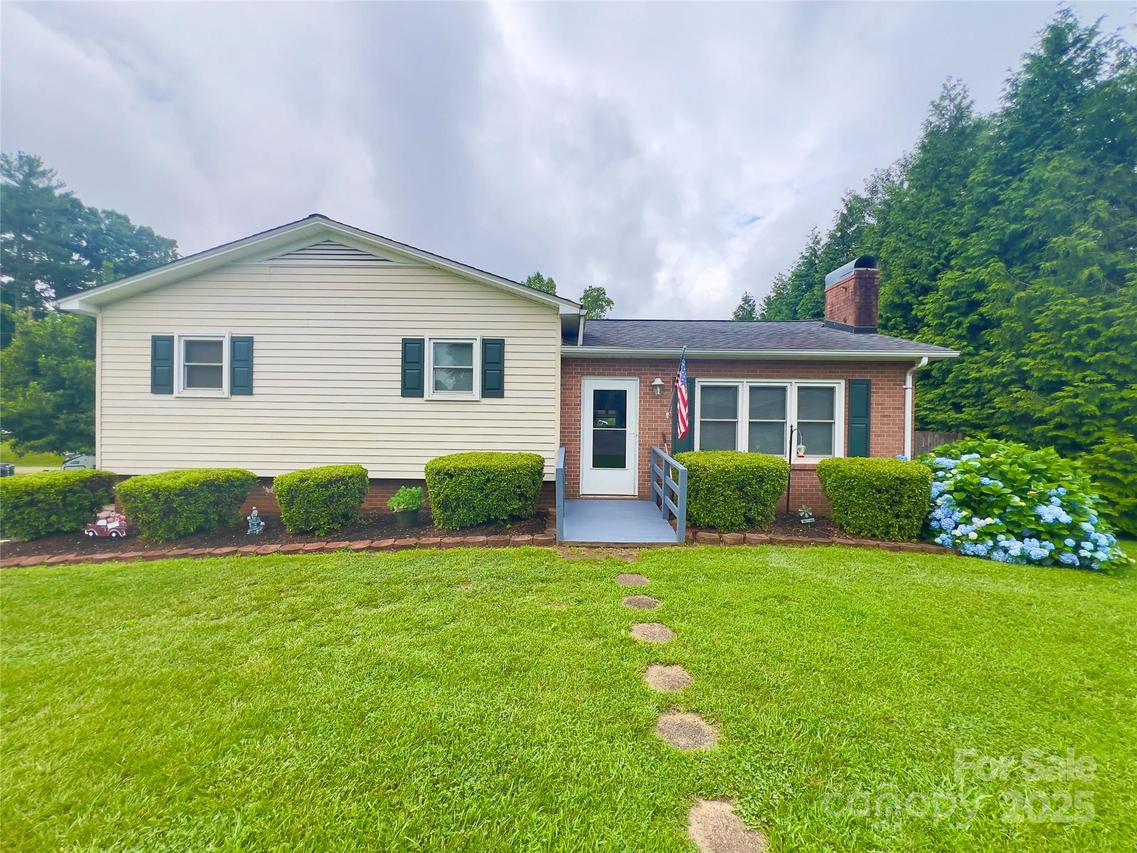 803 Bannon Pl., Lenoir, NC 28645