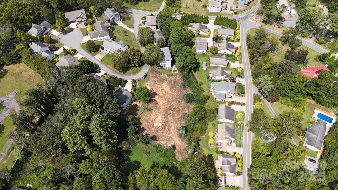 18 Village East Ct., Asheville, NC 28805