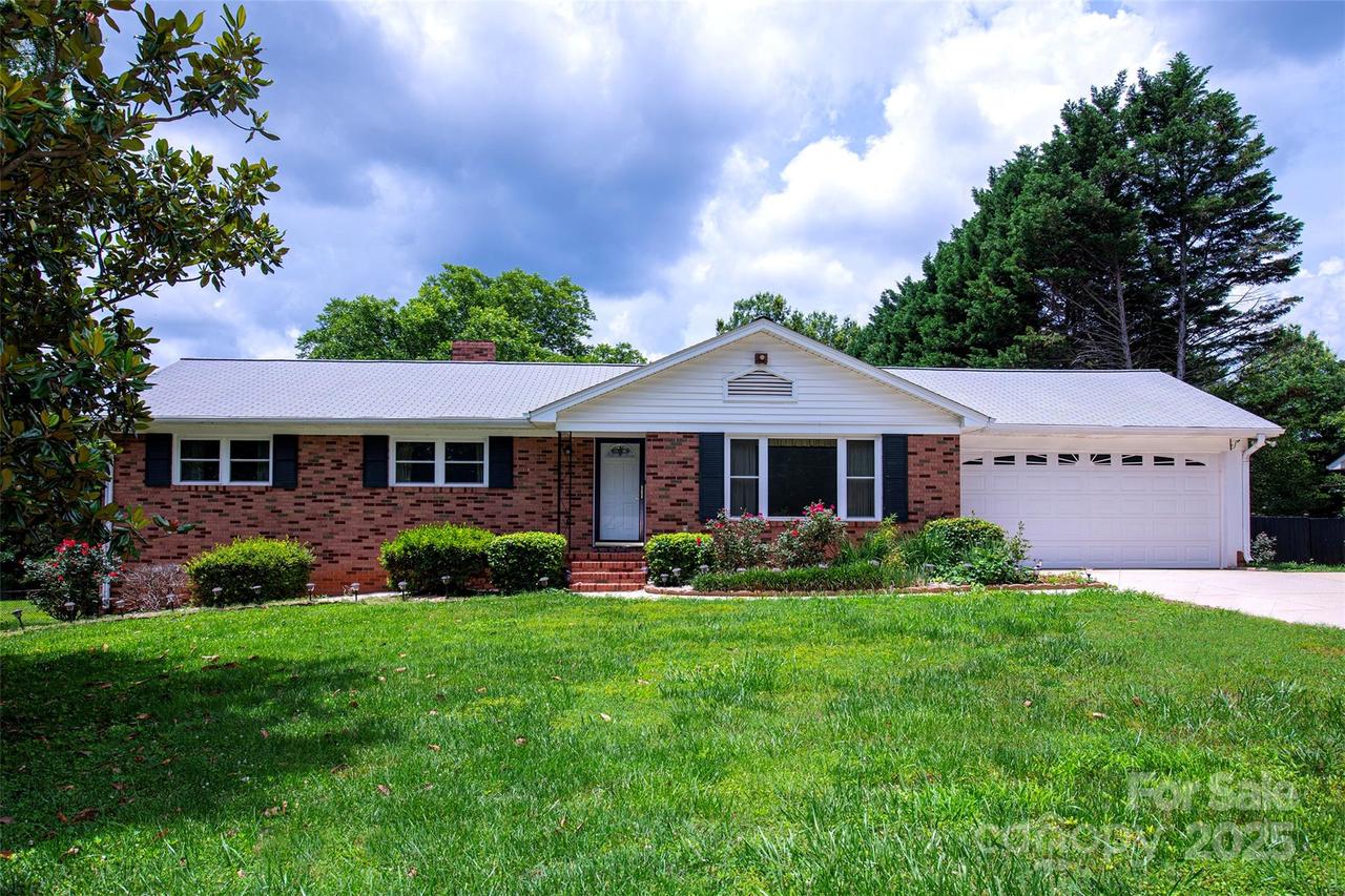 1216 Manchester Ln., Charlotte, NC 28227