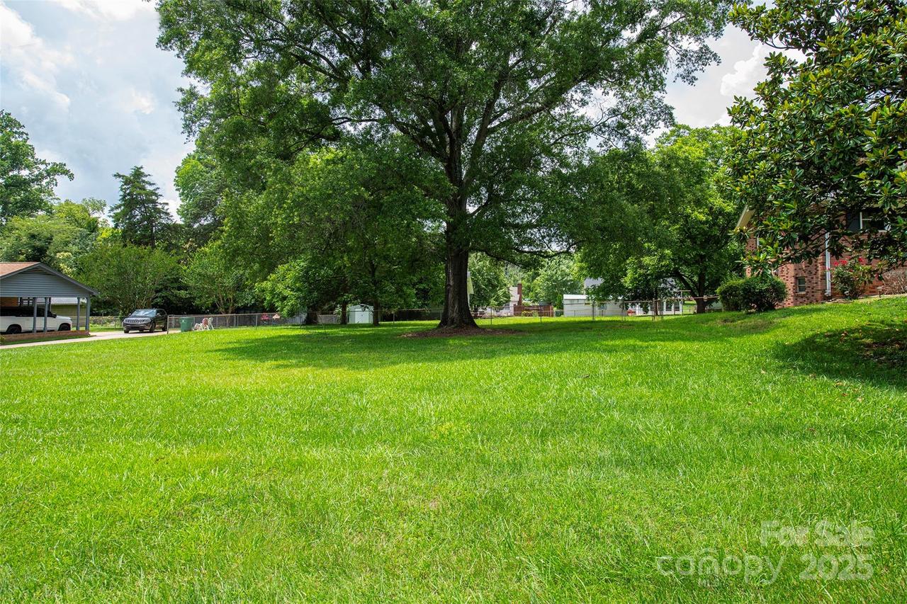 1224 Manchester Ln., Charlotte, NC 28227