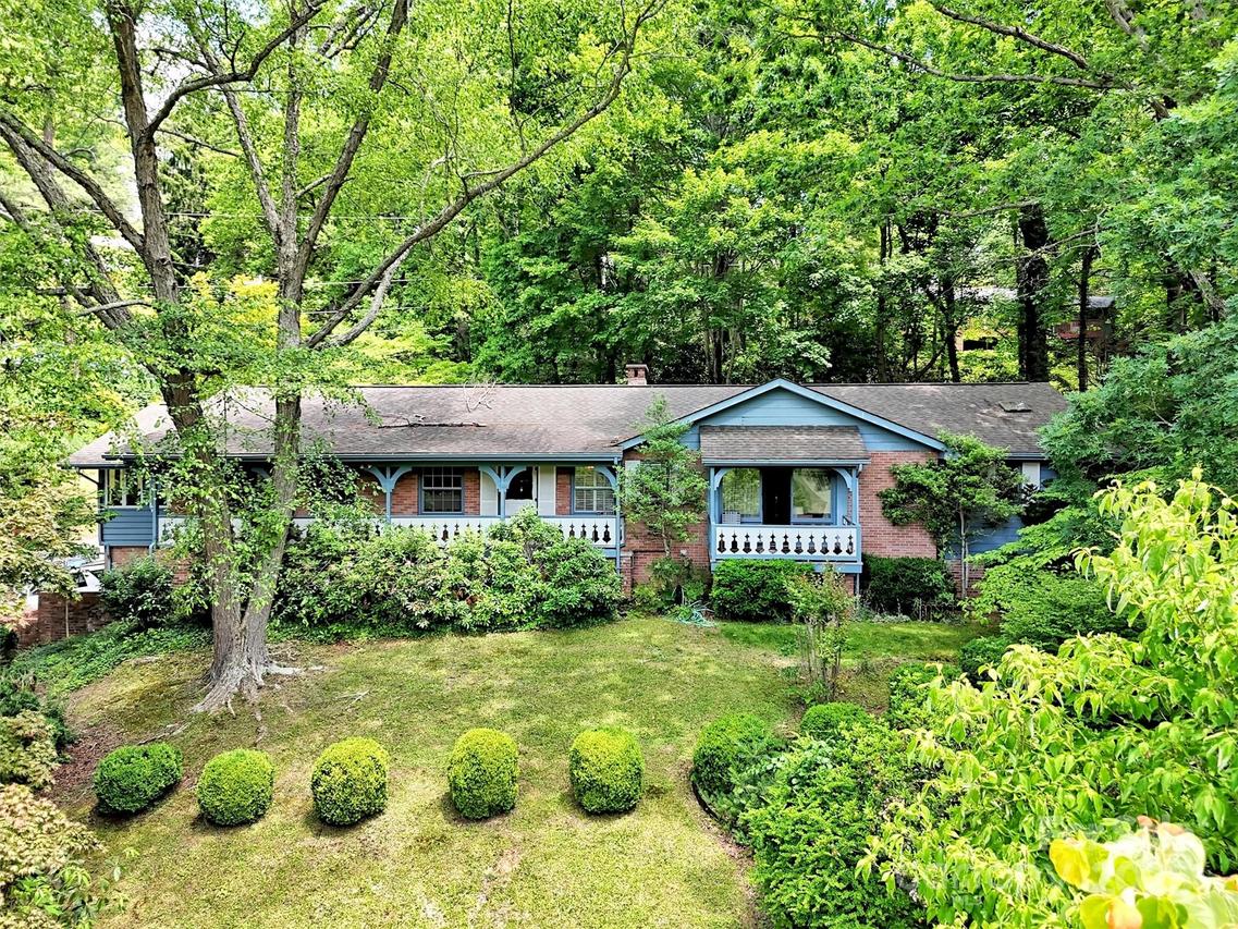 34 Brunswick Rd., Waynesville, NC 28786