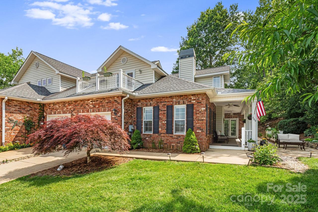 609 Carriage Commons Dr., Hendersonville, NC 28791