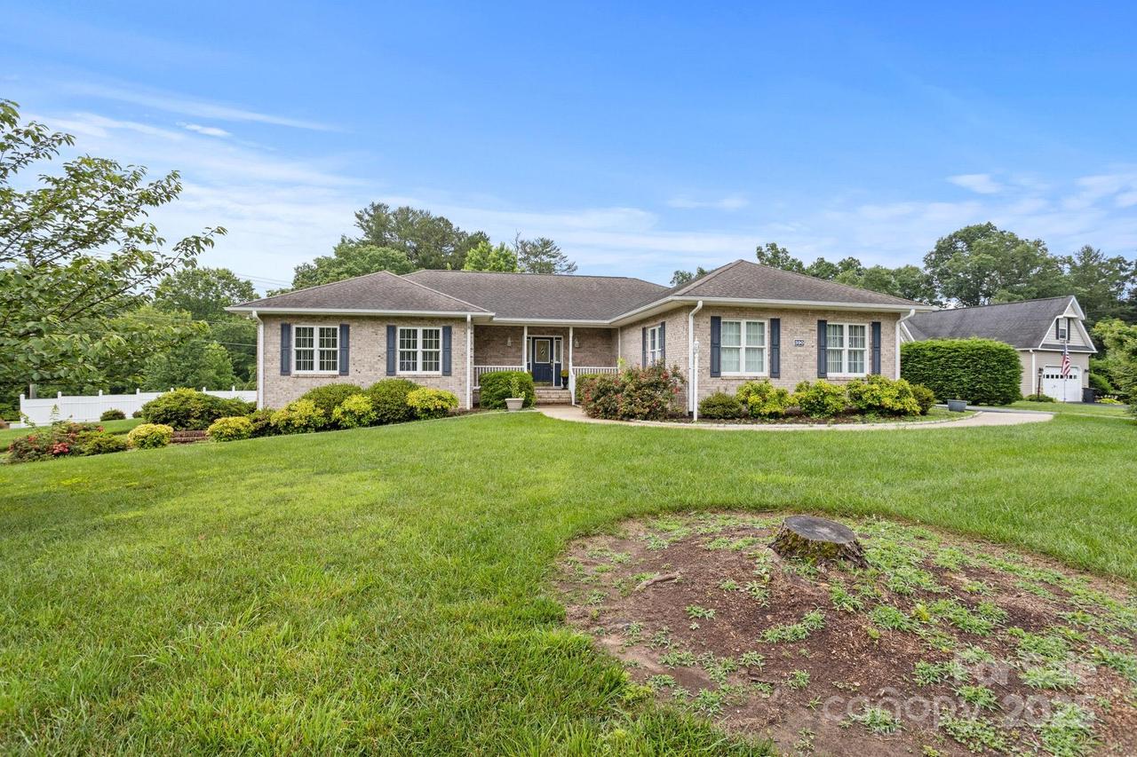 390 Classic Oaks Cir., Hendersonville, NC 28792