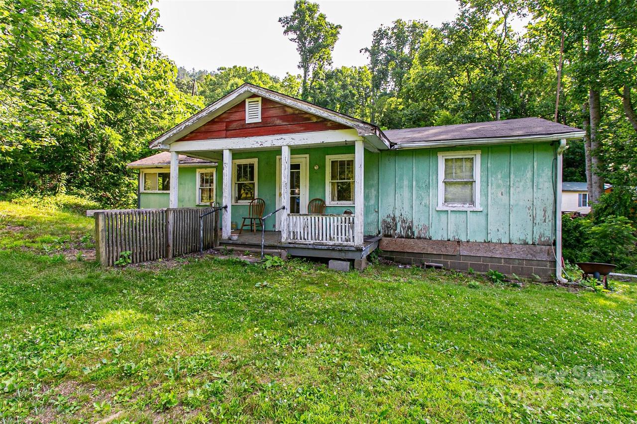 121 Sugar Cove Rd., Weaverville, NC 28787