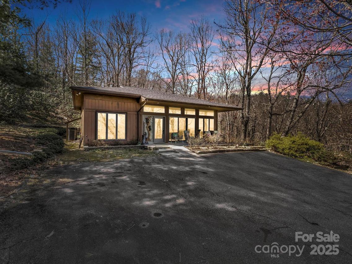 828 Foster Hill Dr., Hendersonville, NC 28739