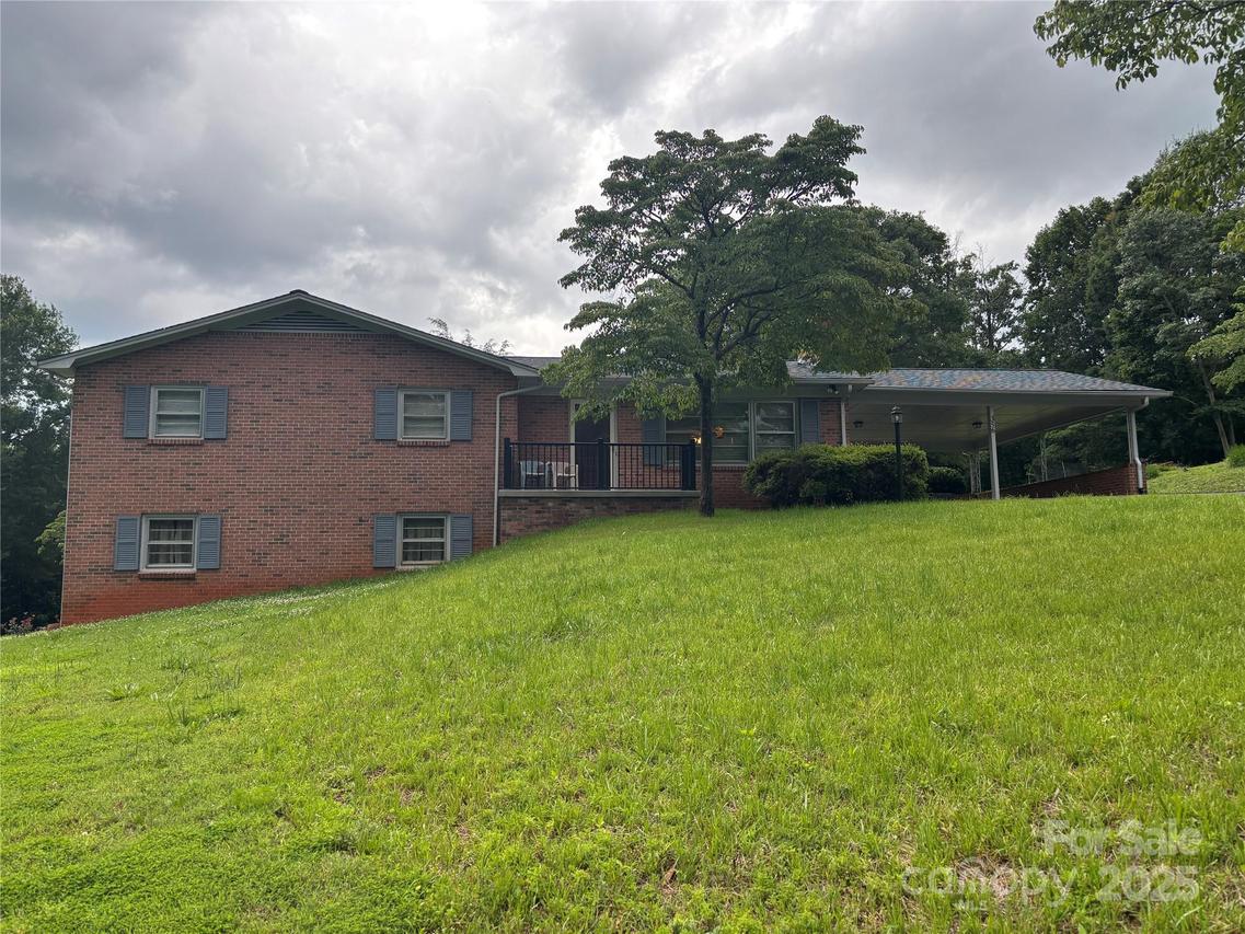 356 Lucky Hollow Rd., Hickory, NC 28601