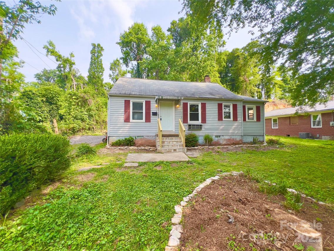 413 Forest Pl., Lenoir, NC 28645