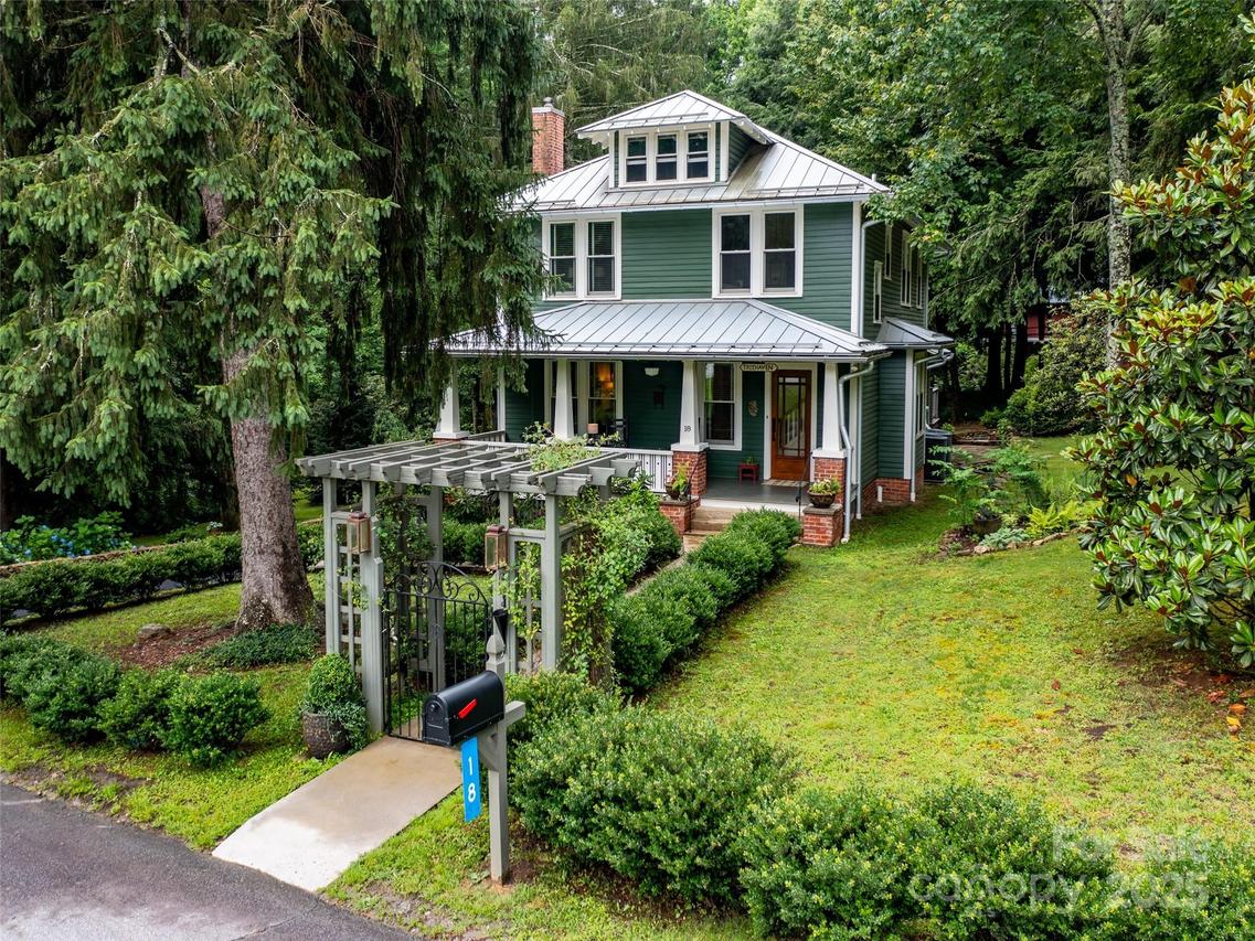 18 Hill St., Saluda, NC 28773