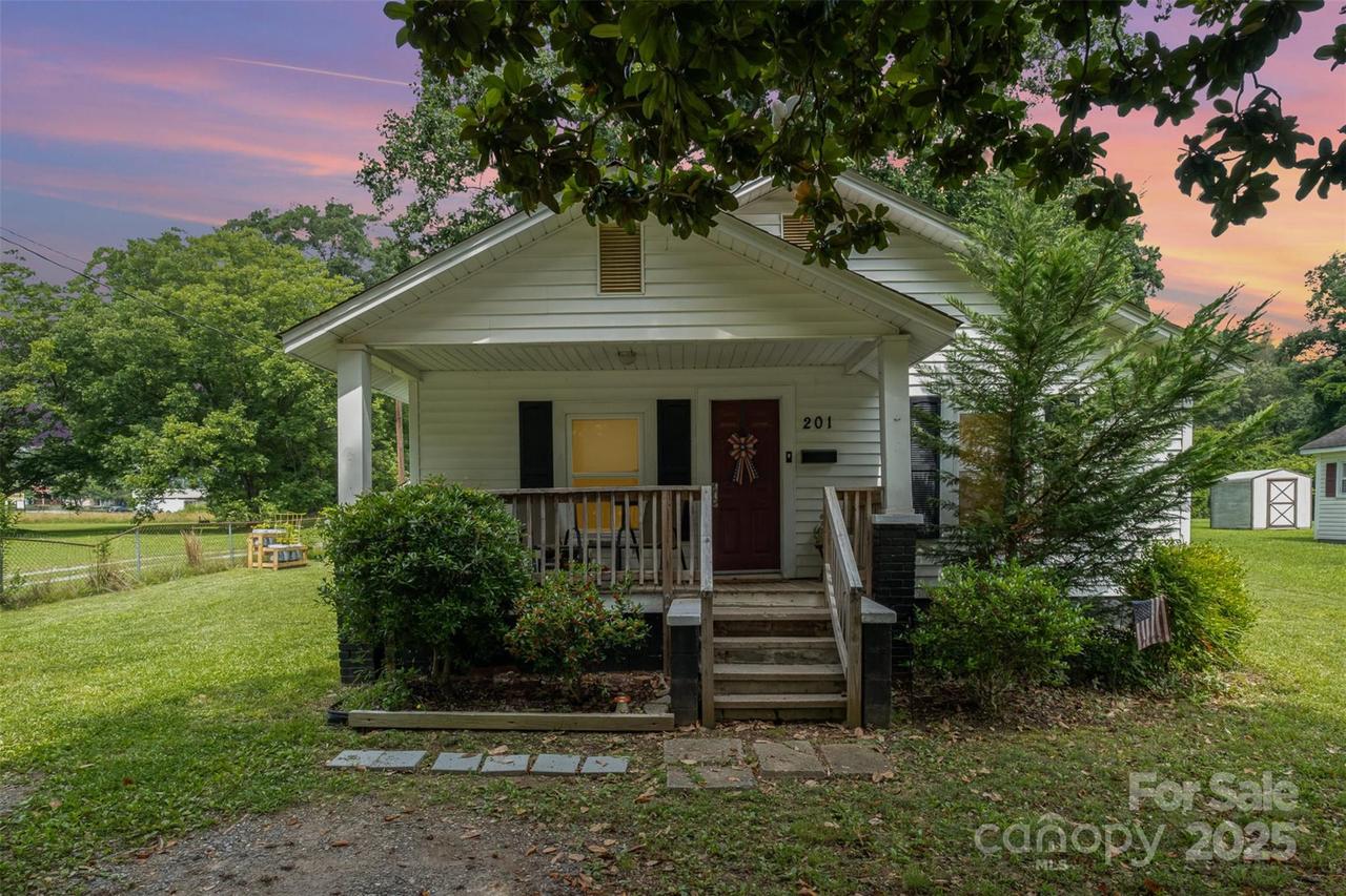 201 Oakland Dr., Lowell, NC 28098