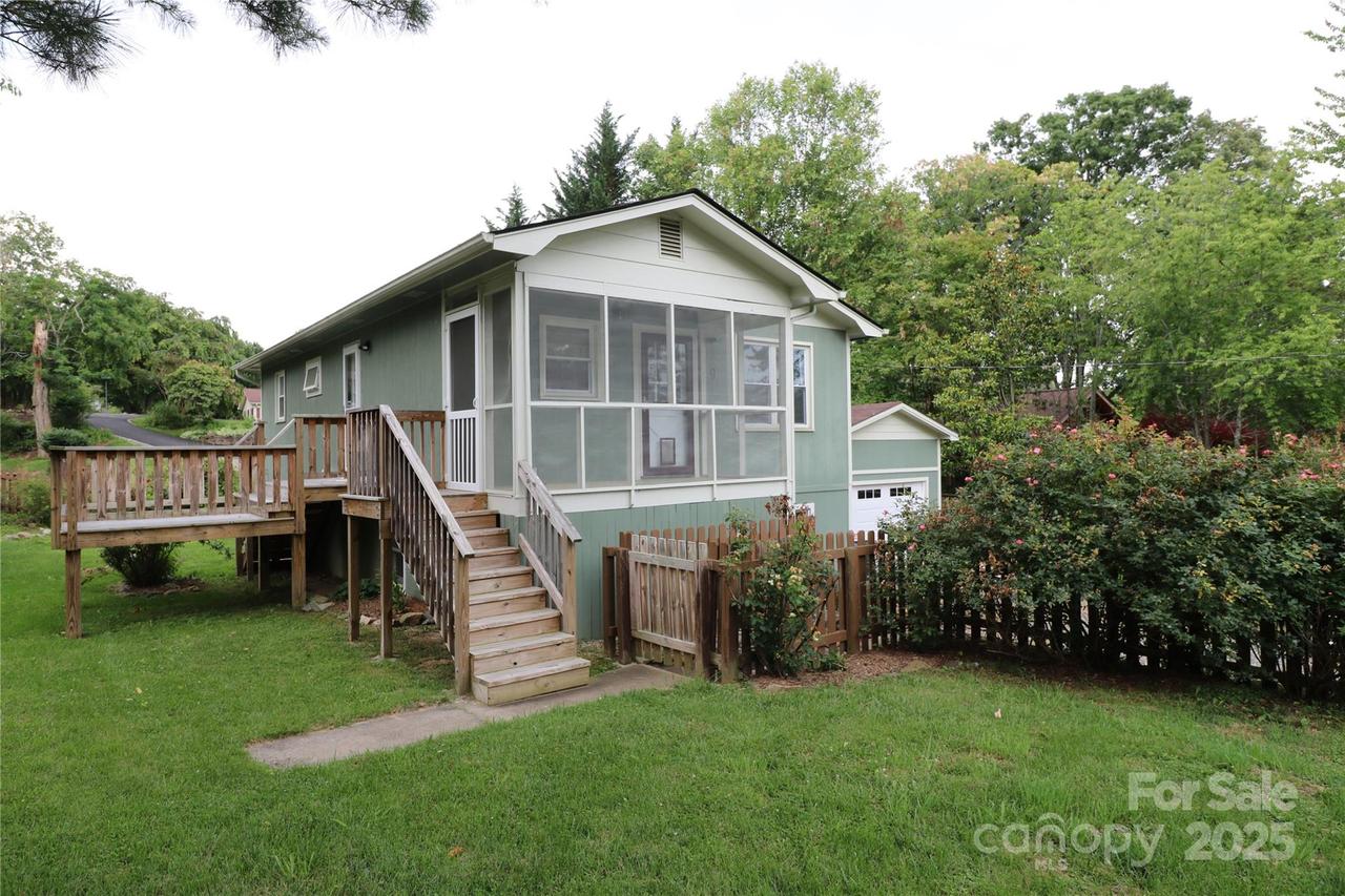 9 Oakland St., Weaverville, NC 28787