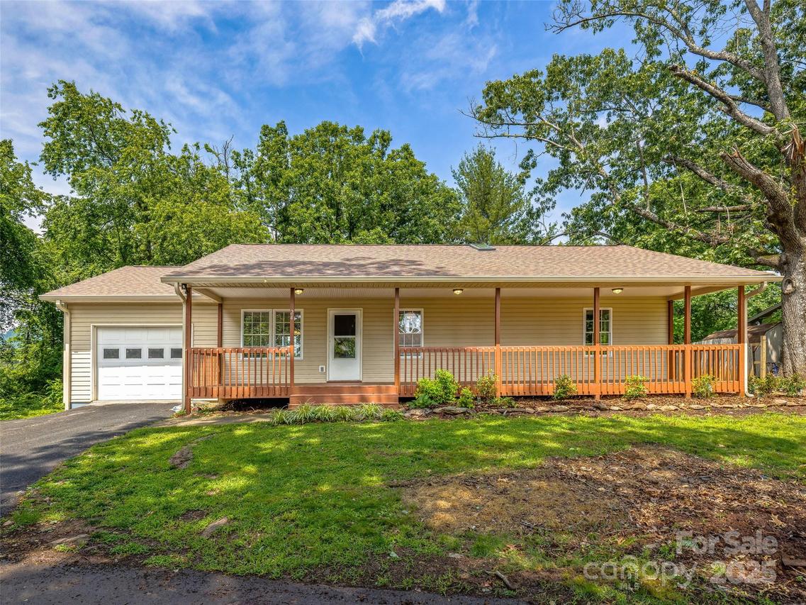 24 Memory Ln., Arden, NC 28704