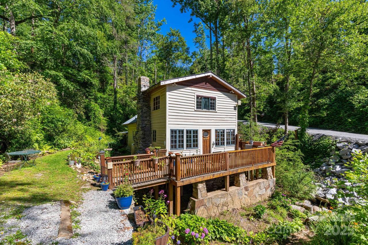 19 Hominy Branch Rd., Hendersonville, NC 28792