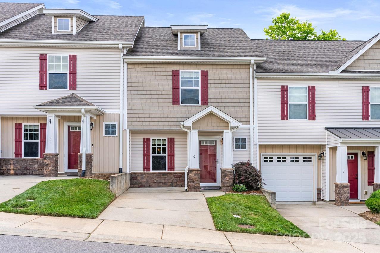 9 Barnett Shoals Dr., Weaverville, NC 28787