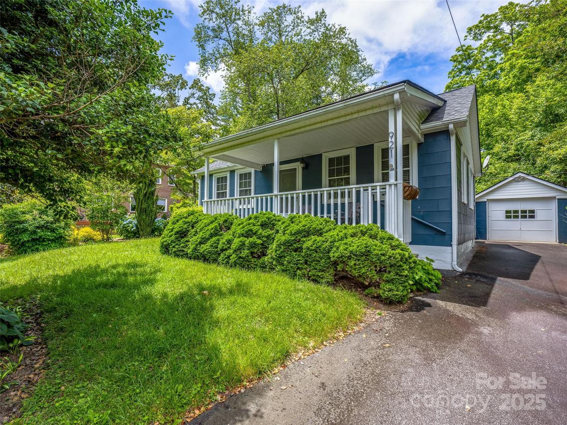 921 Cherokee Dr., Hendersonville, NC 28739