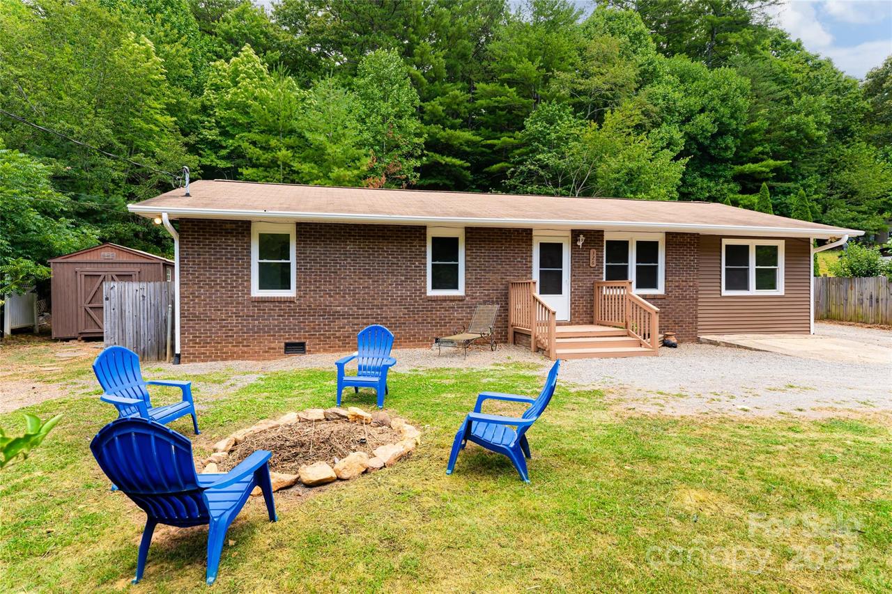 326 New Salem Rd., Swannanoa, NC 28778