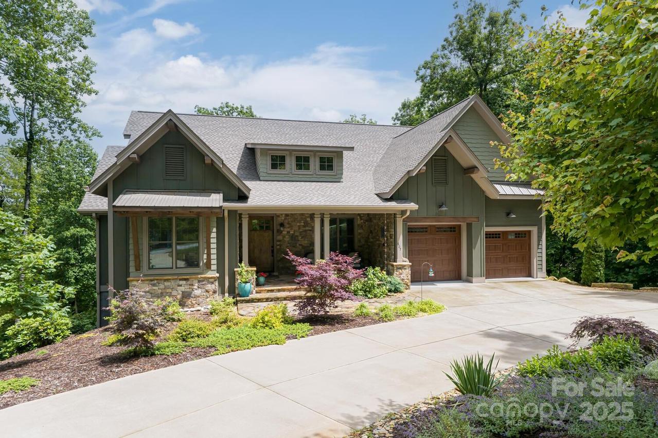 807 Hollybrook Dr., Flat Rock, NC 28731
