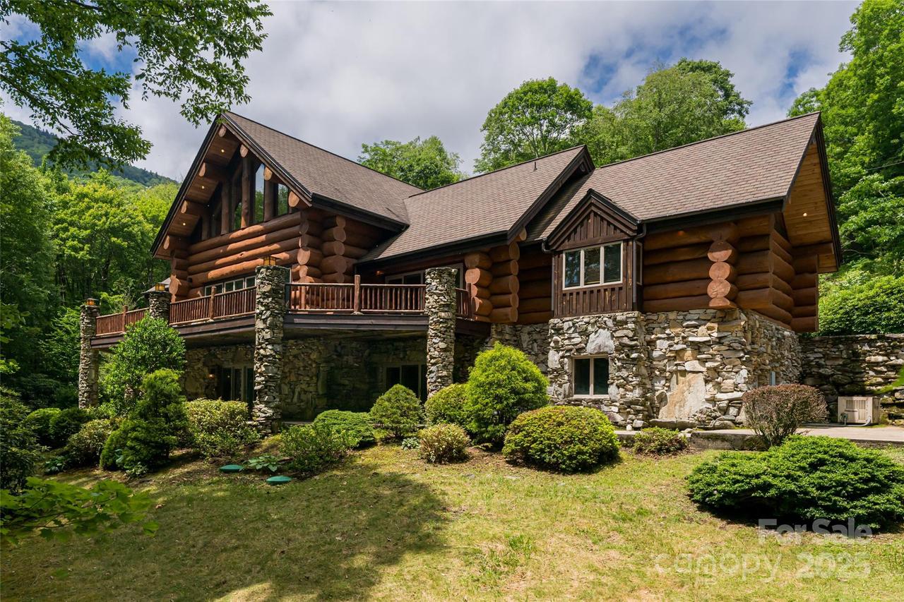 303 Flying Hawk Tr., Waynesville, NC 28786