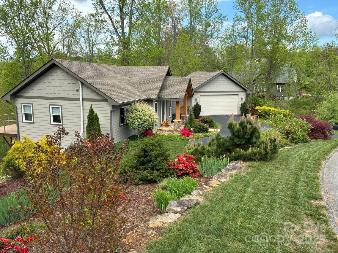 252 Eagles Eye Dr., Hendersonville, NC 28792