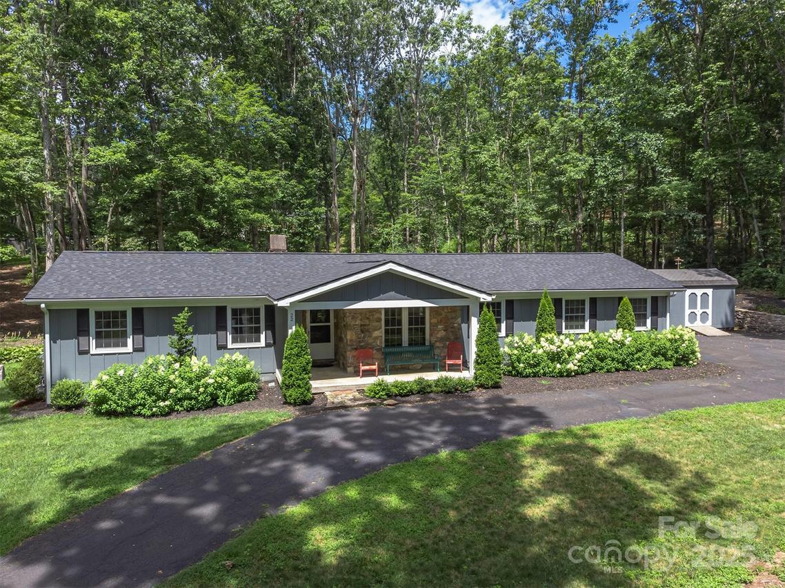 22 Glen Cove Rd., Arden, NC 28704