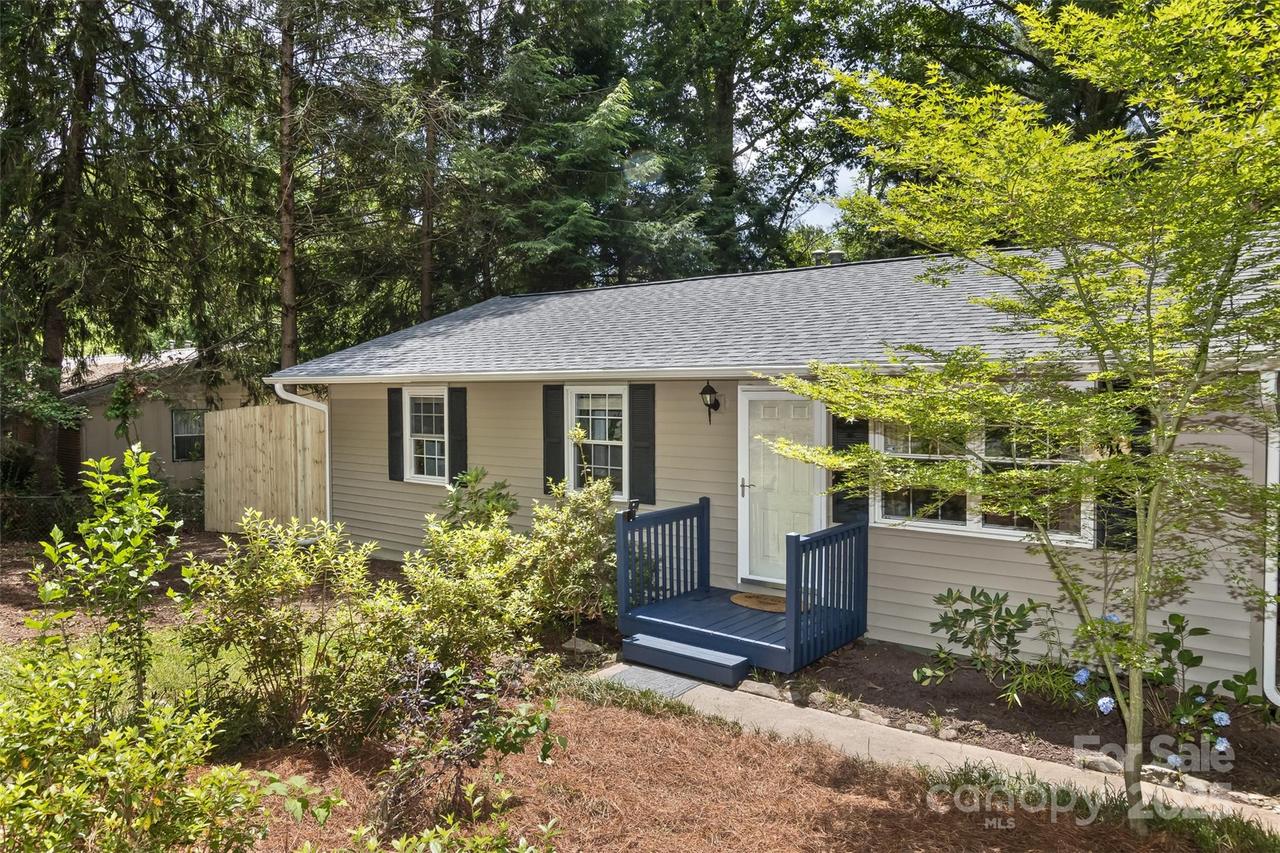 24 Evelake Dr., Asheville, NC 28806