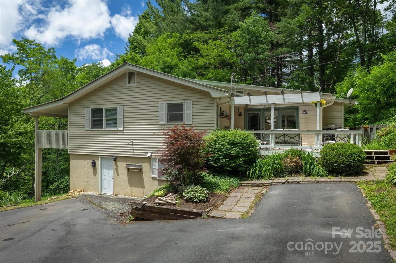 665 Will Robbins Ln., Newland, NC 28657