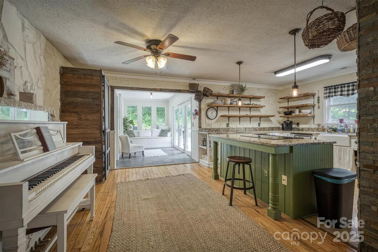 665 Will Robbins Ln., Newland, NC 28657