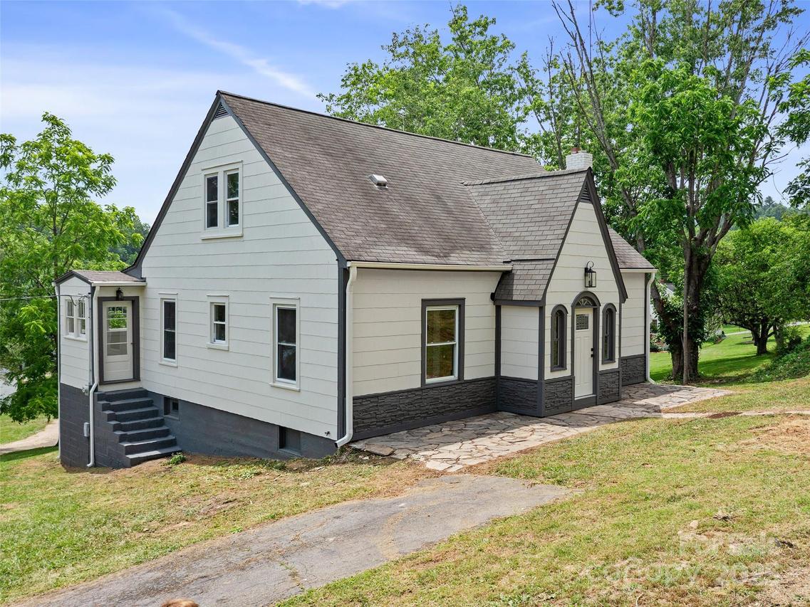 418 N Mitchell Ave., Bakersville, NC 28705