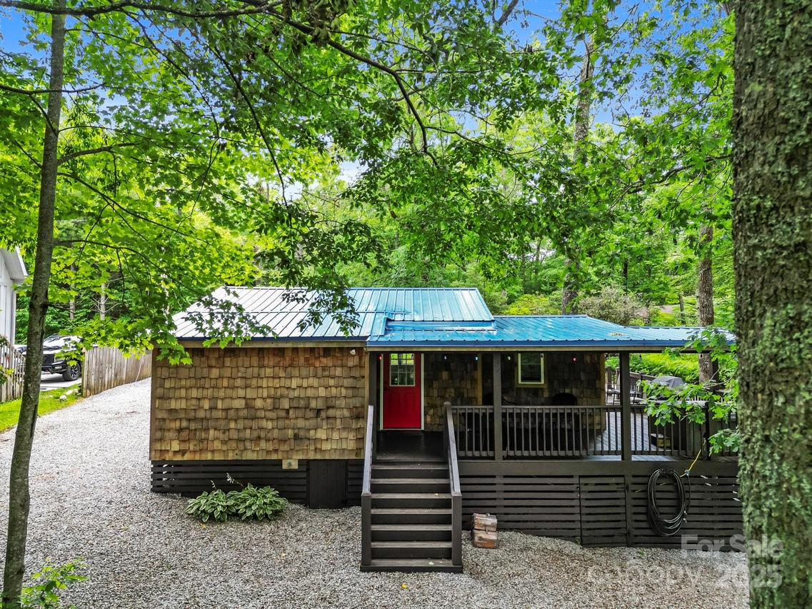 40 Squirrel Ln., Sapphire, NC 28774