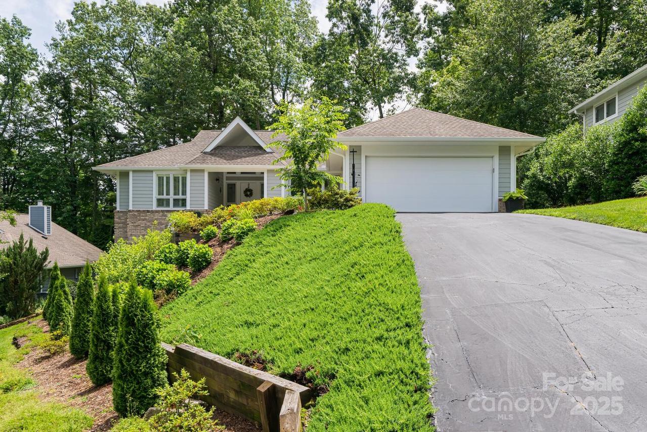 112 Broadmoor Dr., Flat Rock, NC 28731