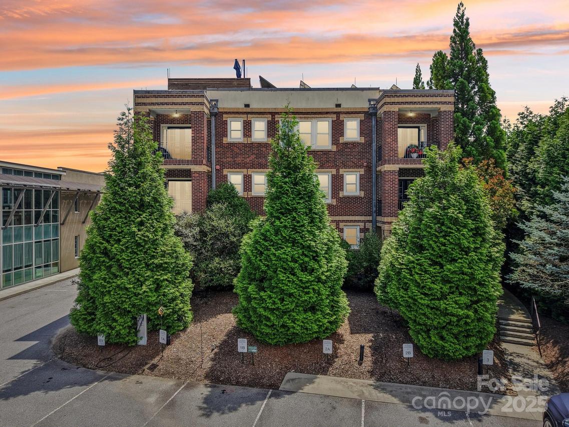 203 6th Ave. #2A, Hendersonville, NC 28739