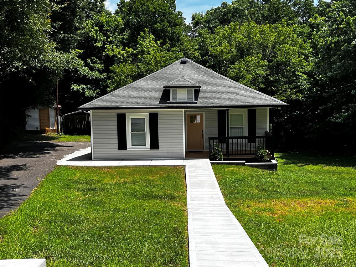 305 E Henry St., Belmont, NC 28012