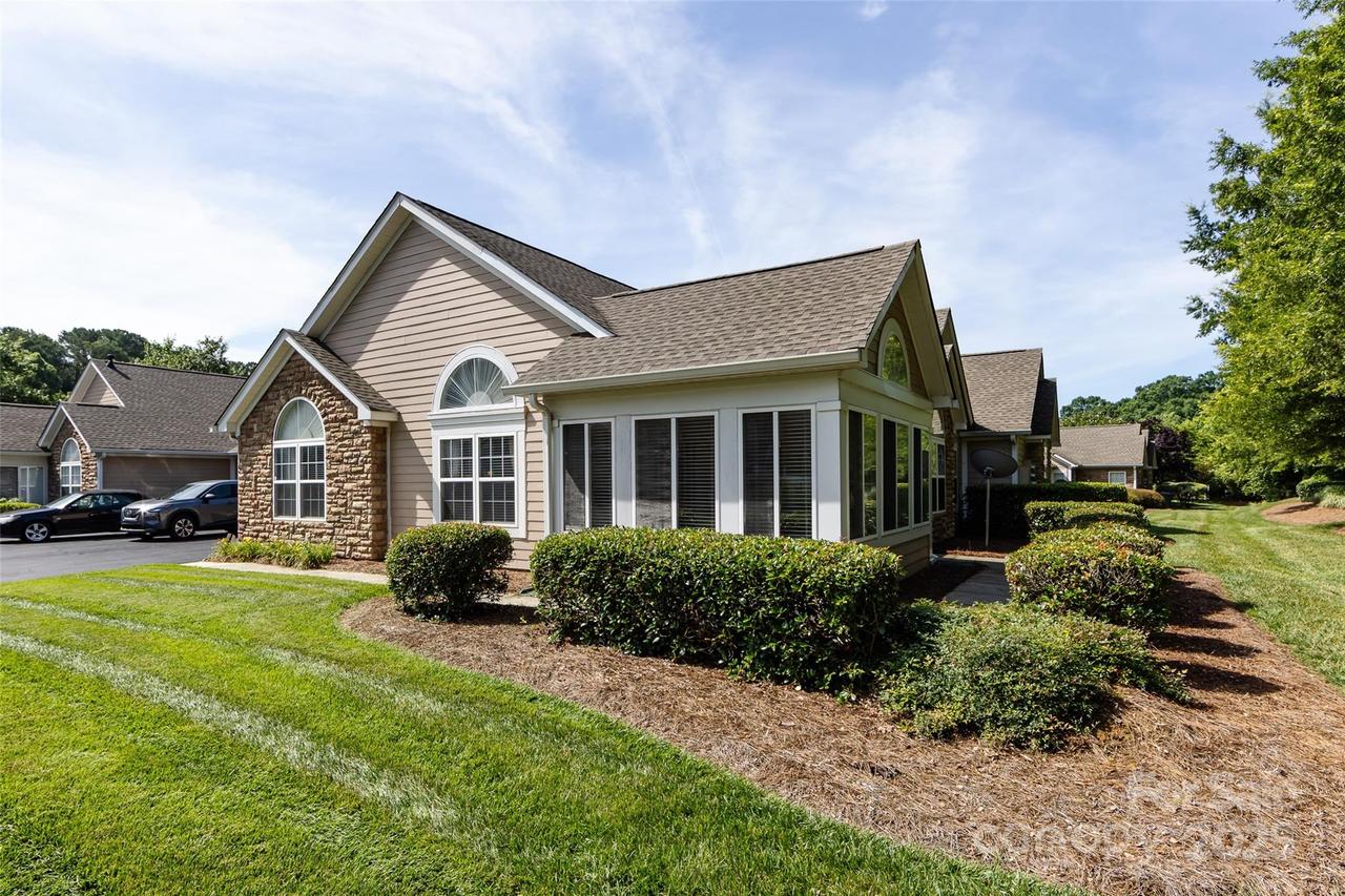 6811 Ledgestone Pl., Charlotte, NC 28227