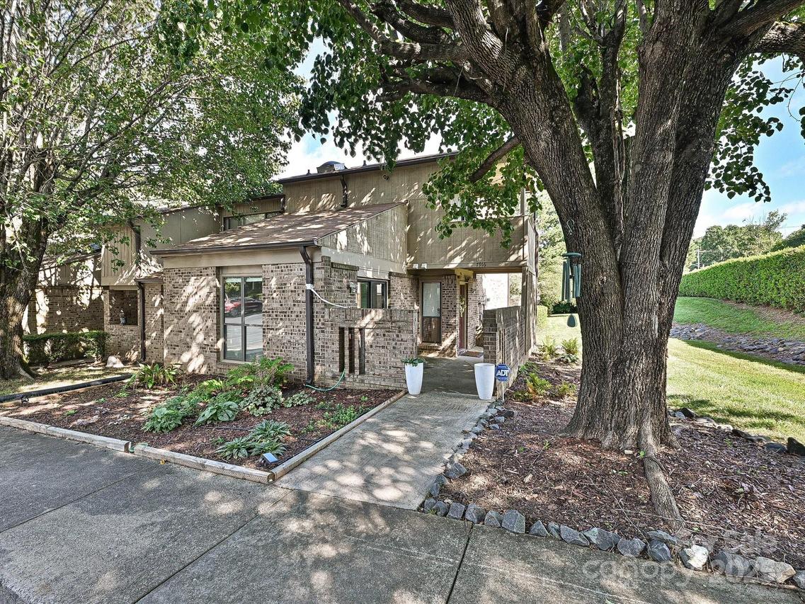 7916 Charter Oak Ln., Charlotte, NC 28226