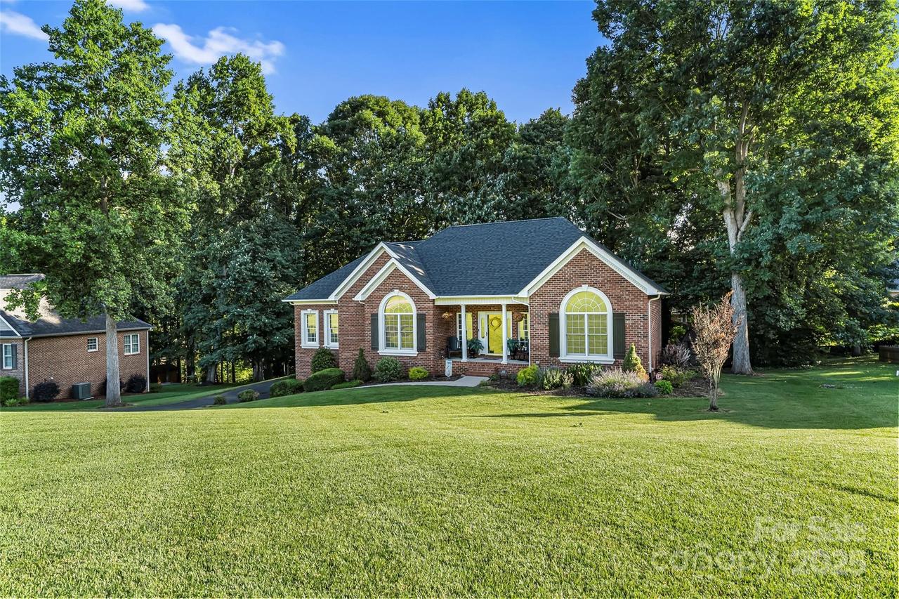 1622 Brookstone Dr., Hickory, NC 28602