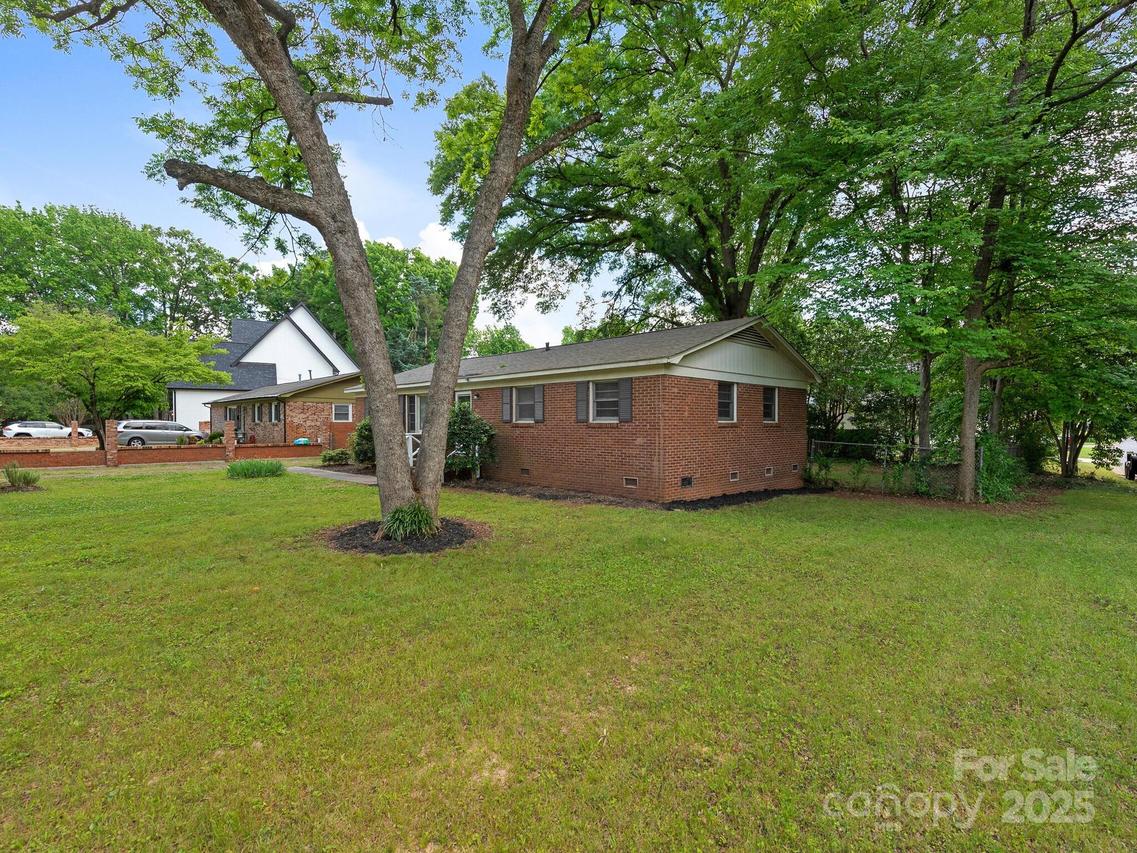 1100 Clawson Ct., Charlotte, NC 28209