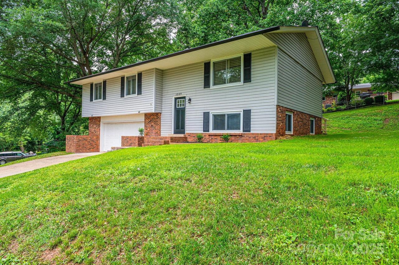 1309 Poplar Cir., Newton, NC 28658