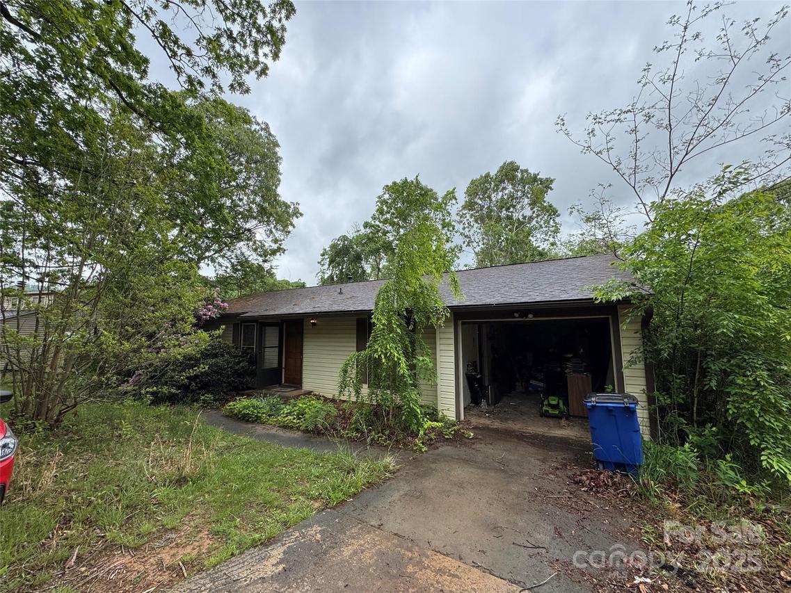 305 Heather Ct., Asheville, NC 28804