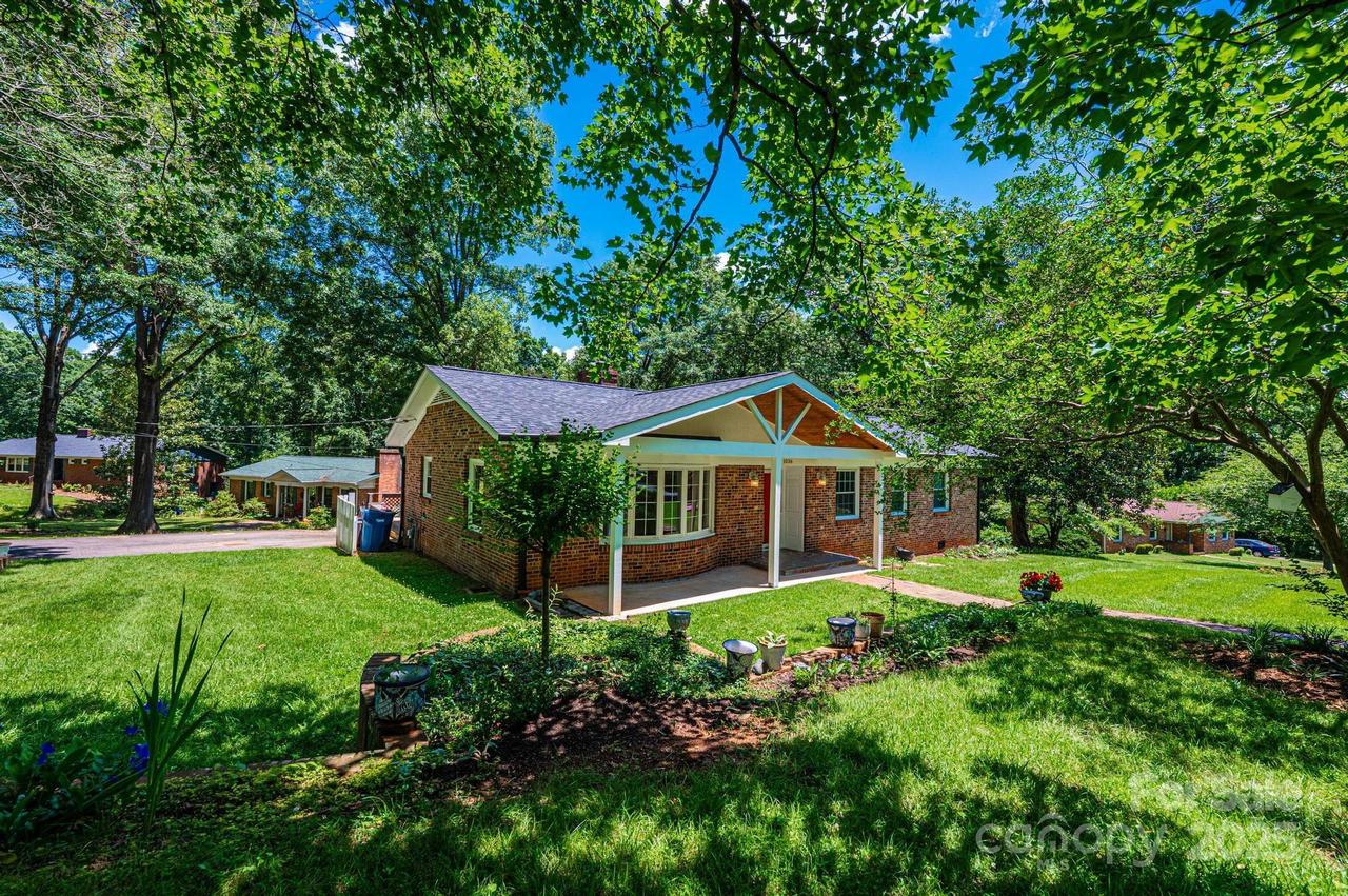 1036 11th Street Circle Dr., Hickory, NC 28601