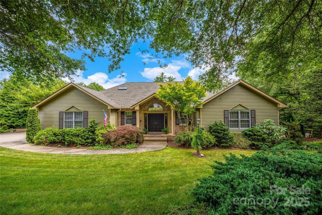 842 Rickel Dr., Hendersonville, NC 28739
