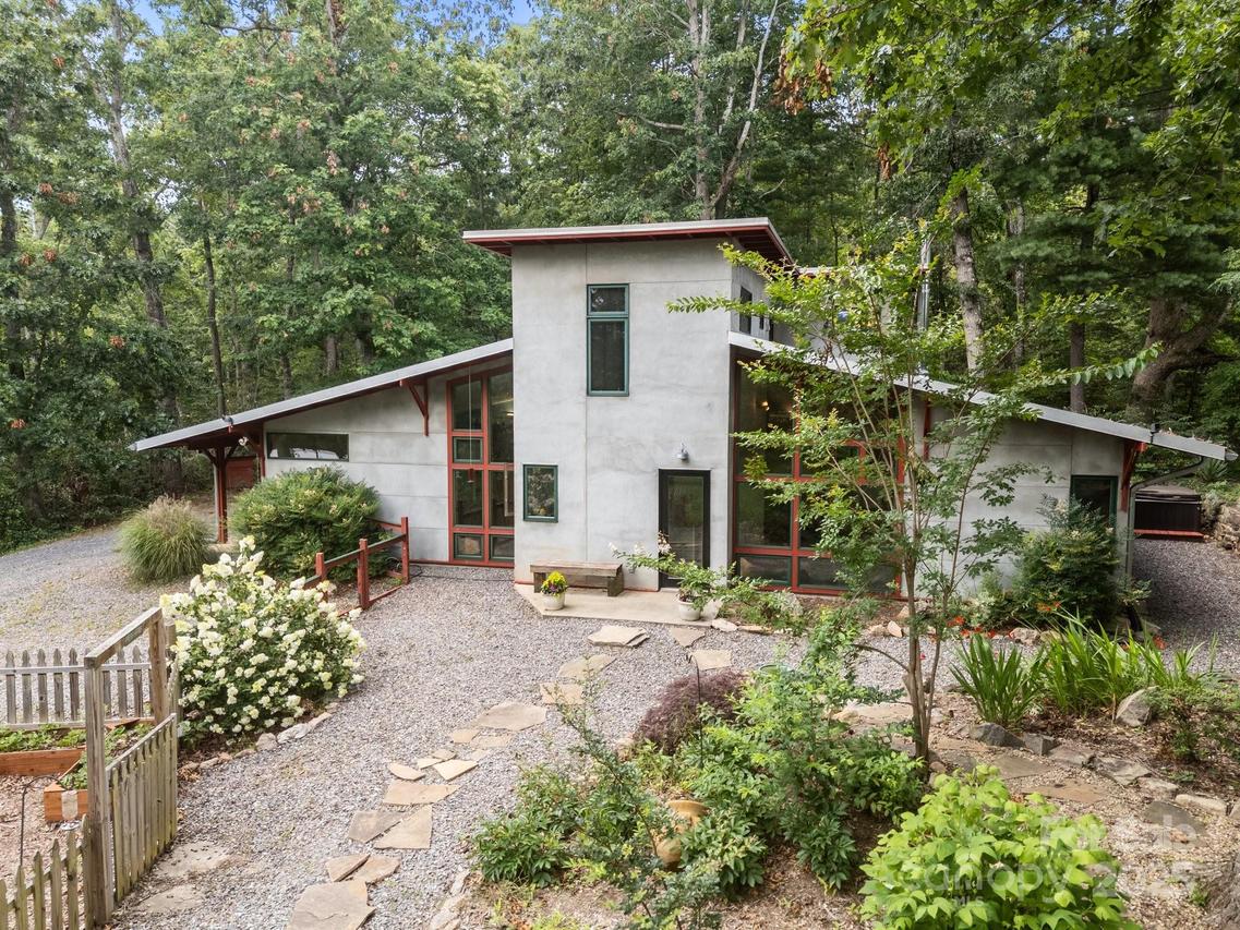 27 Rosebud Ln., Fairview, NC 28730