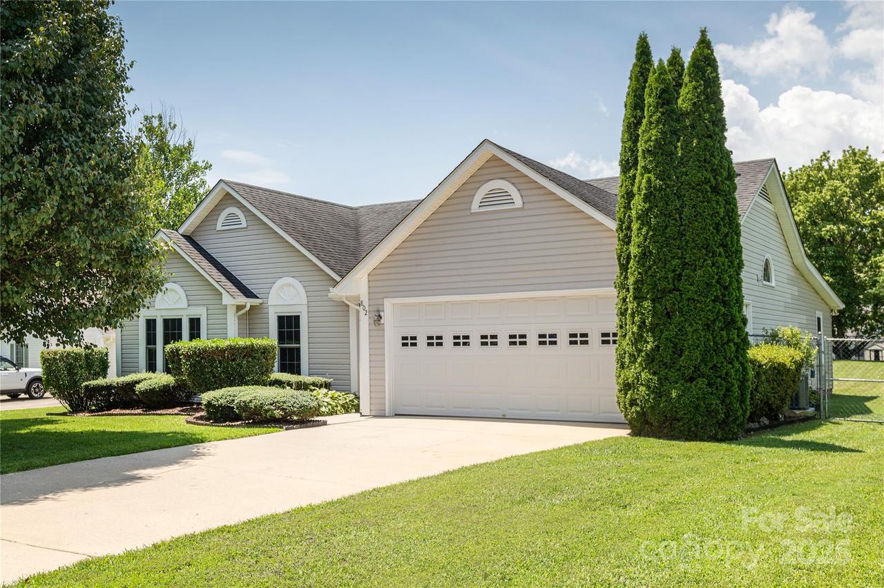802 Woodlark Ct., Fletcher, NC 28732