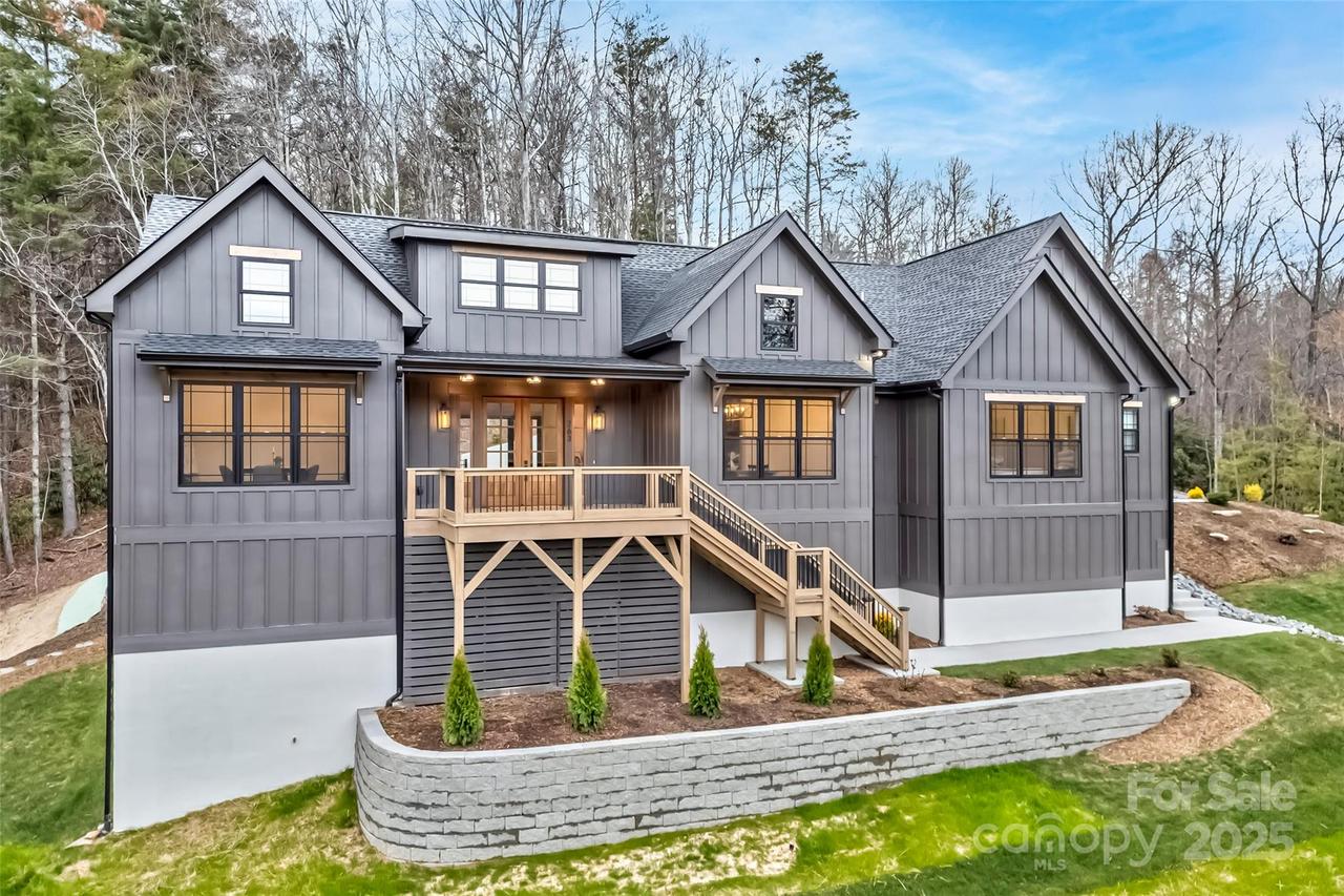 263 Falling Leaves Ln., Hendersonville, NC 28792