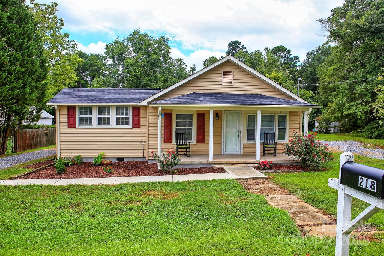 218 Blacksnake Rd., Stanley, NC 28164