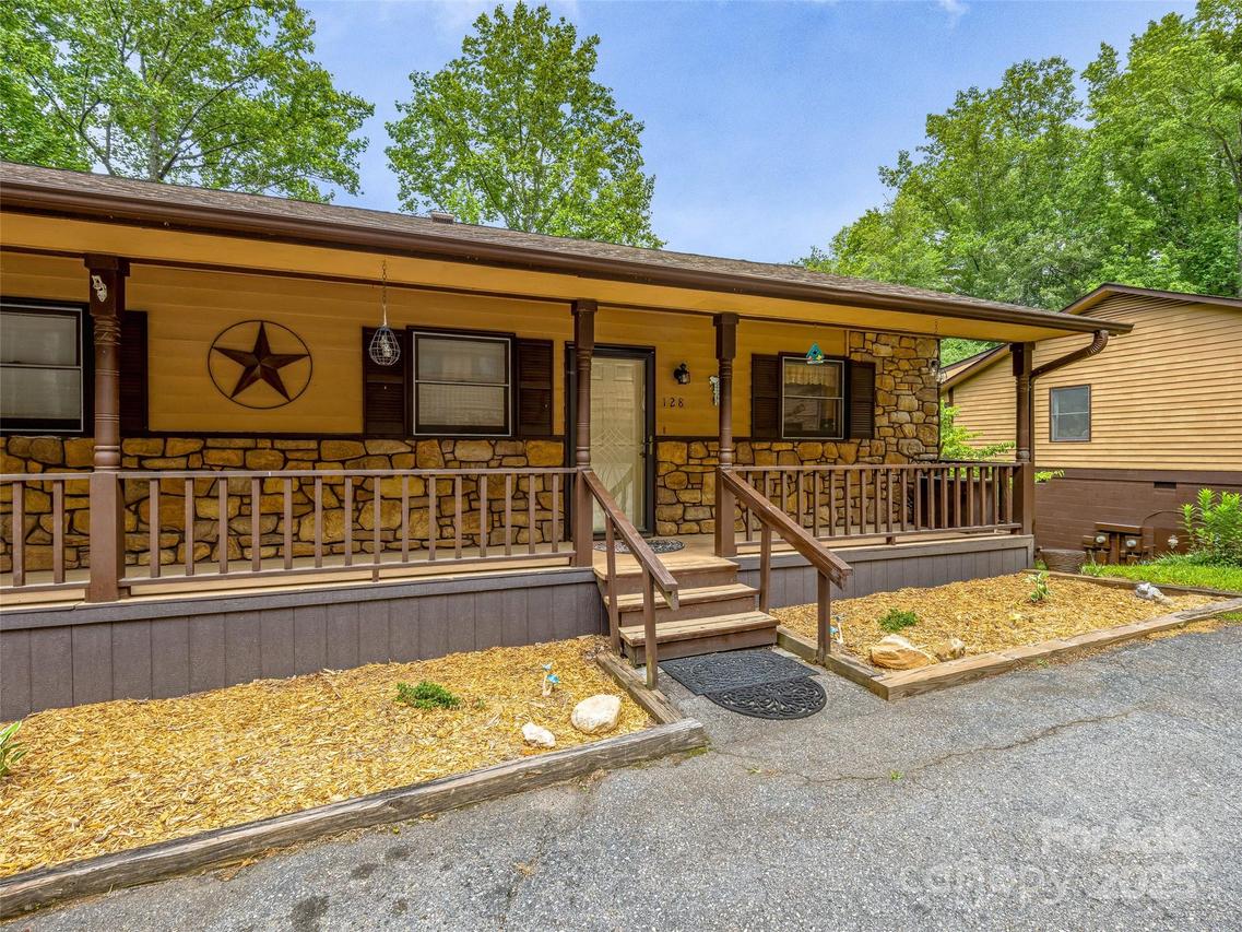 128 View De Lake Dr., Etowah, NC 28729