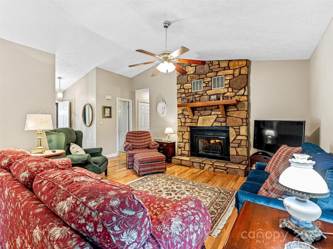128 View De Lake Dr., Etowah, NC 28729