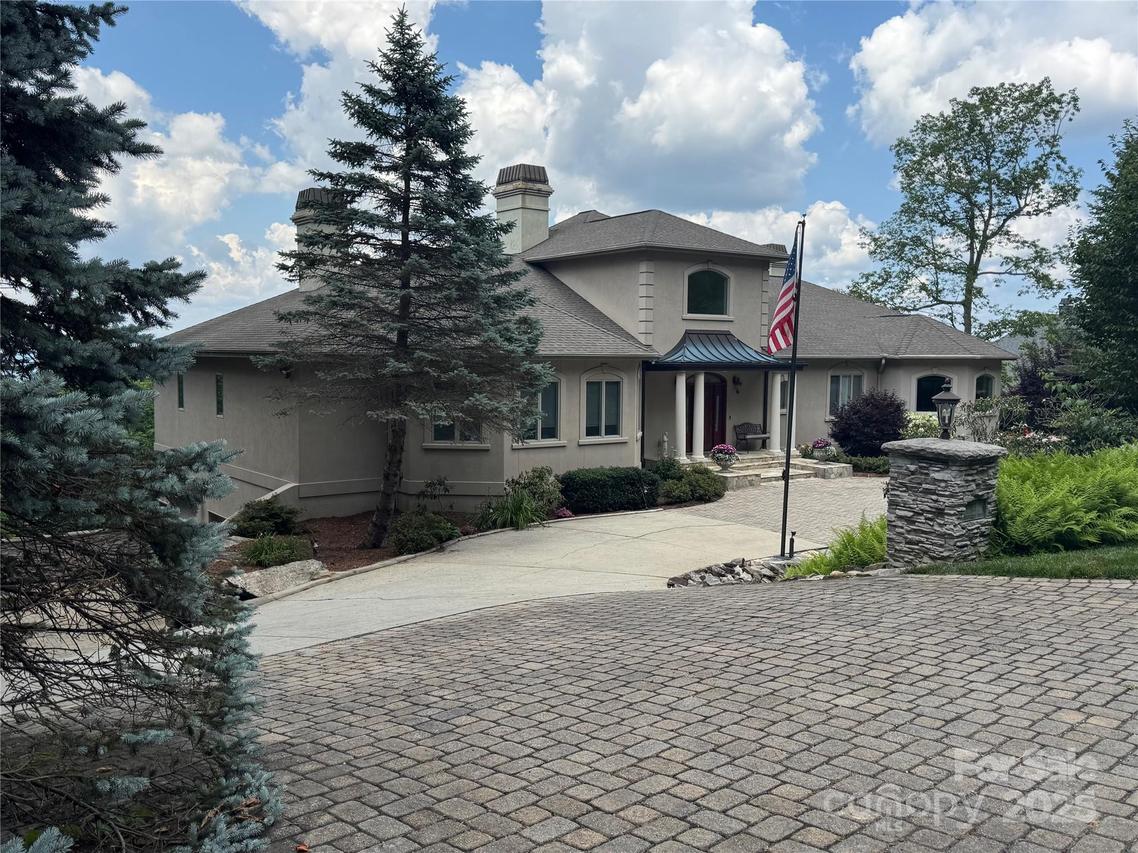 121 Berry Creek Dr., Flat Rock, NC 28731