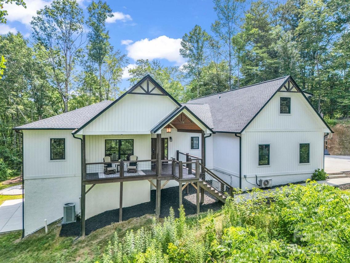 5717 Turnpike Rd., Horse Shoe, NC 28742