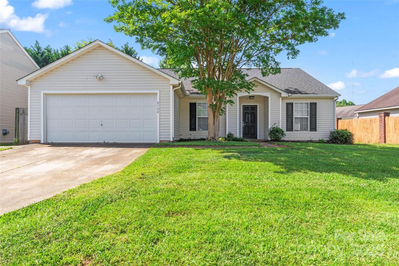 8724 Tweedsmuir Glen Ln., Charlotte, NC 28215