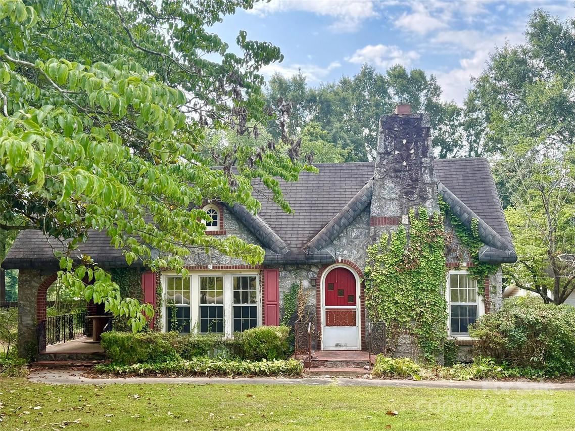 3985 1st Ave., Hickory, NC 28602