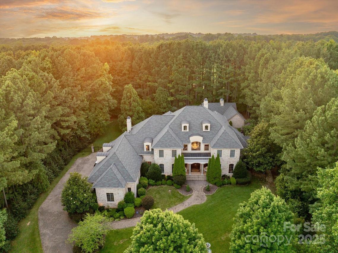 9110 Woodhall Lake Dr., Waxhaw, NC 28173